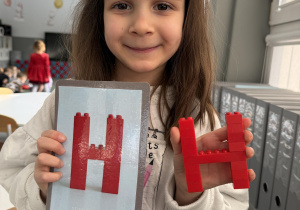 układanie liter z klocków Lego