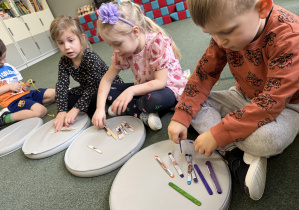 Dzień Puzzli- dzieci układają puzzle z własną podobizną