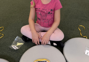 Dzień Puzzli- dzieci układają puzzle z własną podobizną