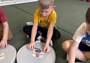 Dzień Puzzli- dzieci układają puzzle z własną podobizną