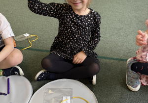 Dzień Puzzli- dzieci układają puzzle z własną podobizną