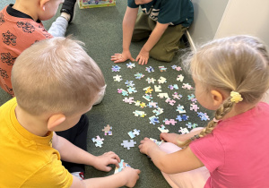 układanie puzzli w grupach
