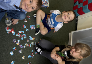 układanie puzzli w grupach