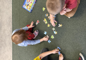 układanie puzzli w grupach