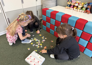 układanie puzzli w grupach
