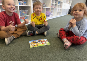 układanie puzzli w grupach