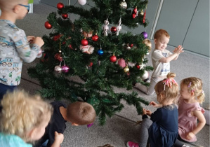 Dzieci ubierają choinkę