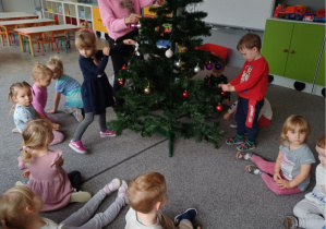 Tygryski zawieszają ozdoby