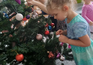 Dzieci ubierają choinkę