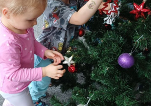 Dzieci ubierają choinkę