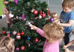 Dzieci ubierają choinkę