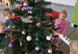 Dzieci ubierają choinkę