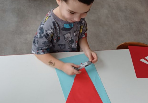 Chłopiec składa Mikołaja z części