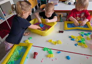 dzieci tworzą zabawne stworki