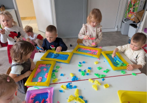 dzieci tworzą zabawne stworki