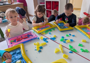 dzieci tworzą zabawne stworki