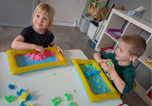 dzieci tworzą zabawne stworki