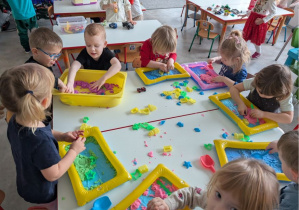 dzieci tworzą zabawne stworki