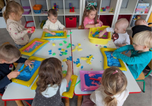 dzieci tworzą zabawne stworki