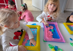 dzieci tworzą zabawne stworki