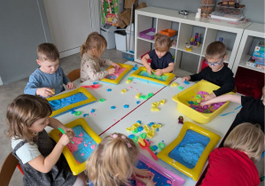 dzieci tworzą zabawne stworki