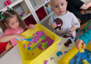 dzieci tworzą zabawne ludziki