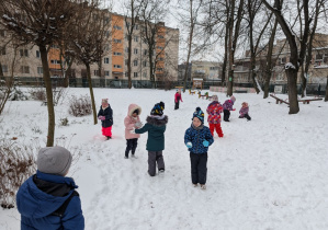 Dzieci bawiące się w ogrodzie przedszkolnym