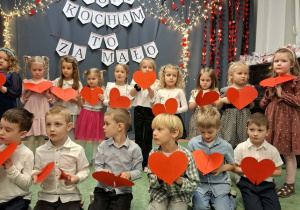 Dzieci na występie z okazji Dnia Babci i Dziadka