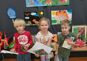 Dzieci z Grupy Tygrysków pozują do zdjęcia z nagrodami za udział w konkursie