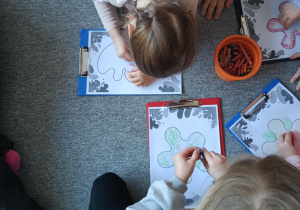 Dzieci podczas pracy twóczej nad przekształcaniem kształtów