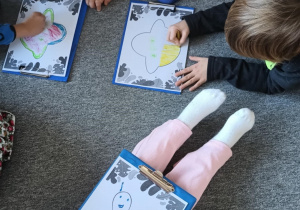 Dzieci podczas pracy twóczej nad przekształcaniem kształtów