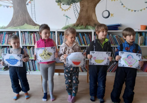 Dzieci prezentują efekty przekształconych samodzielnie kształtów