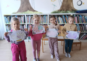 Dziewczynki prezentują efekty przekształconych samodzielnie kształtów