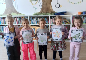 Dziewczynki prezentują efekty przekształconych samodzielnie kształtów