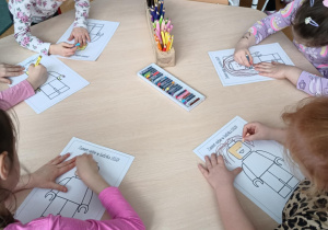 Dzieci przekształcają ludzika LEGO w siebie samego