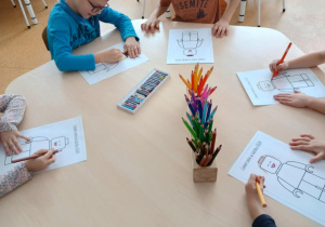 Dzieci przekształcają ludzika LEGO w siebie samego