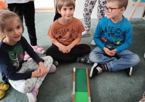 Dzieci prezentują most zbudowany z klocków LEGO