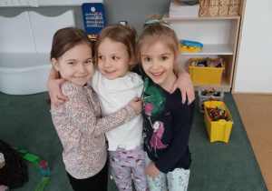 Dziewczynki stoją w kole zbudowanym z klocków LEGO