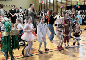 Dzieci bawią się na Balu Karnawałowym