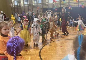 Dzieci bawią się na Balu Karnawałowym