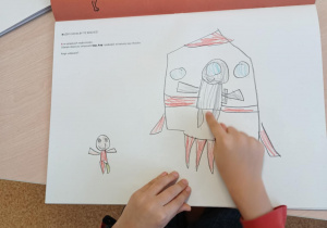 Rysunek dziecka przedstawiający wyobrażenie świata głoski i litery wokół dźwięku "k" - "K" w oklaskach wybrzmiało. Kogo udawało?