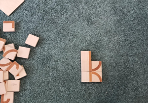 Ułożona z klocków mała pisana litera "k"