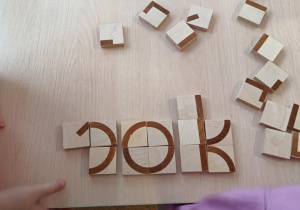 Ułożony z klocków wyraz "sok"