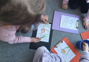 Dzieci kolorują obrazki przedstawiające myszy polne