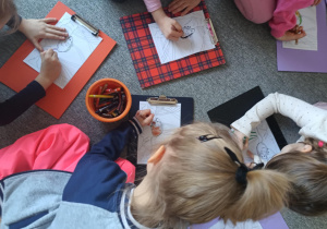 Dzieci kolorują obrazki przedstawiające myszy polne