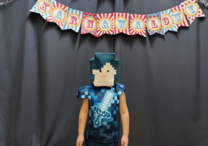 Chłopiec w przebraniu Minecraft