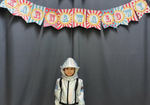 Chłopiec w przebraniu Astronauty