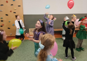Dzieci podczas zabawy z balonami na Balu Karnawałowym