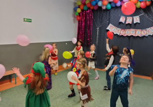 Dzieci podczas zabawy z balonami na Balu Karnawałowym