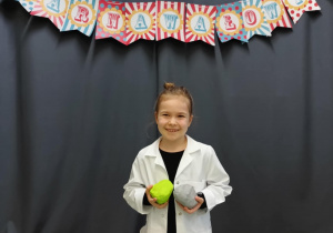 Dziewczynka przebrana za Marię Skłodowską-Curie